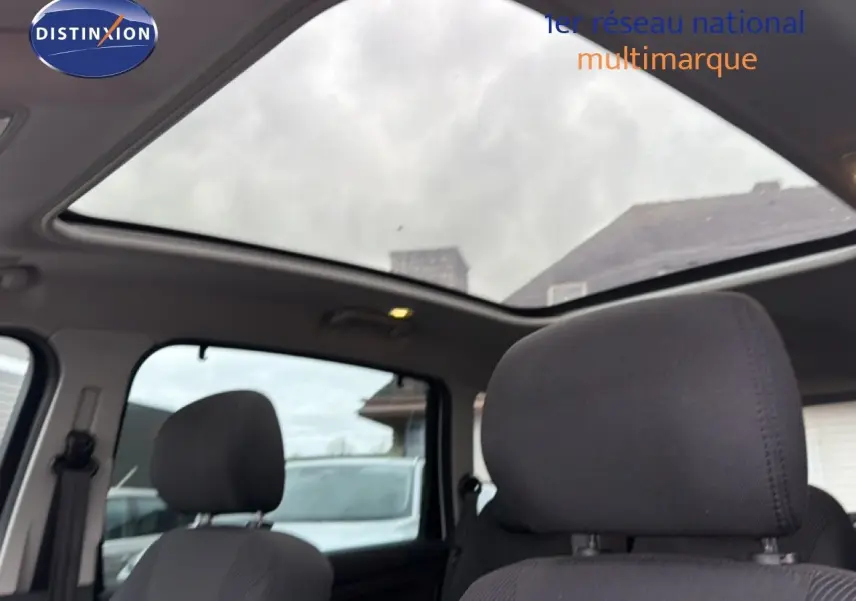 Vue intérieure du toit ouvrant panoramique et des sièges avant en tissu noir du Ford S-MAX blanc 2013.