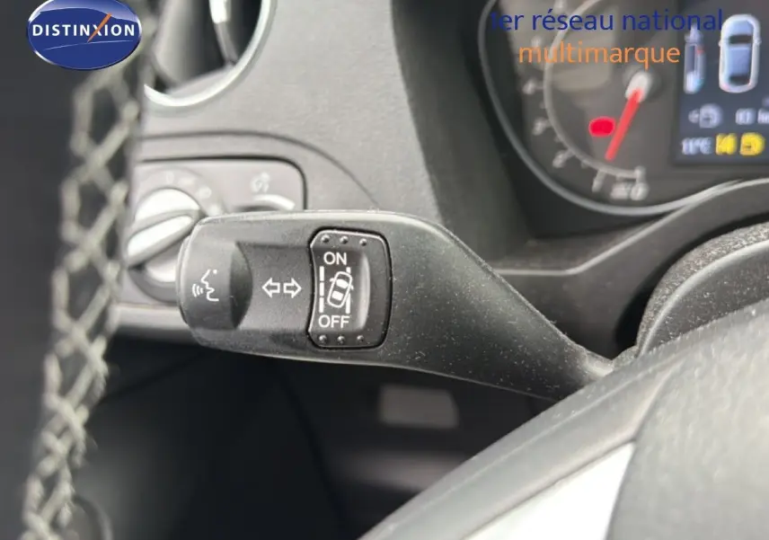 Gros plan sur la commande de régulateur de vitesse au volant du Ford S-MAX blanc, tableau de bord en arrière-plan.