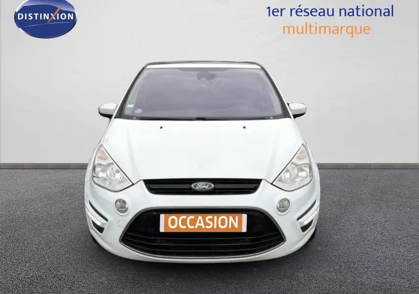 Vue avant d'une Ford S-MAX blanche de 2013 avec calandre noire et plaque "OCCASION" visible.