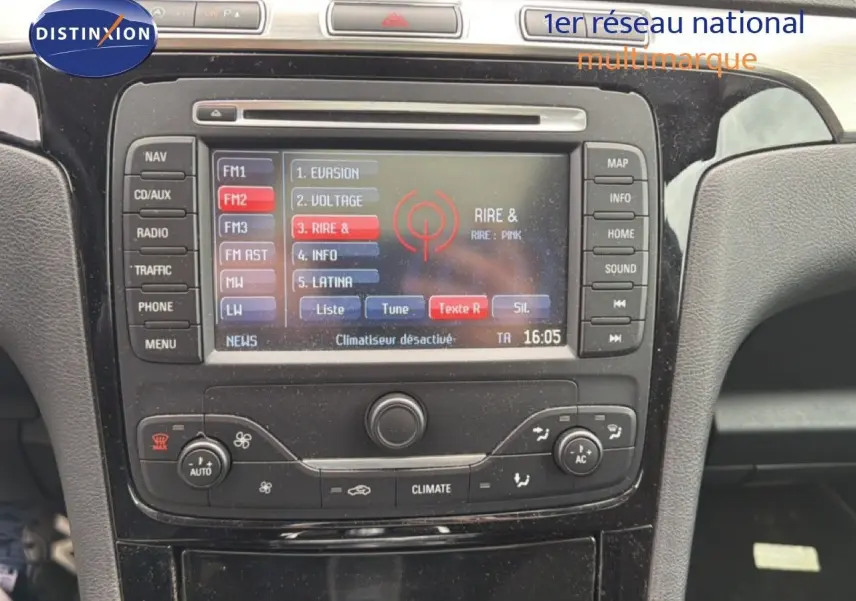 Vue rapprochée du tableau de bord noir du Ford S-MAX 2013 avec écran multimédia et commandes de climatisation.