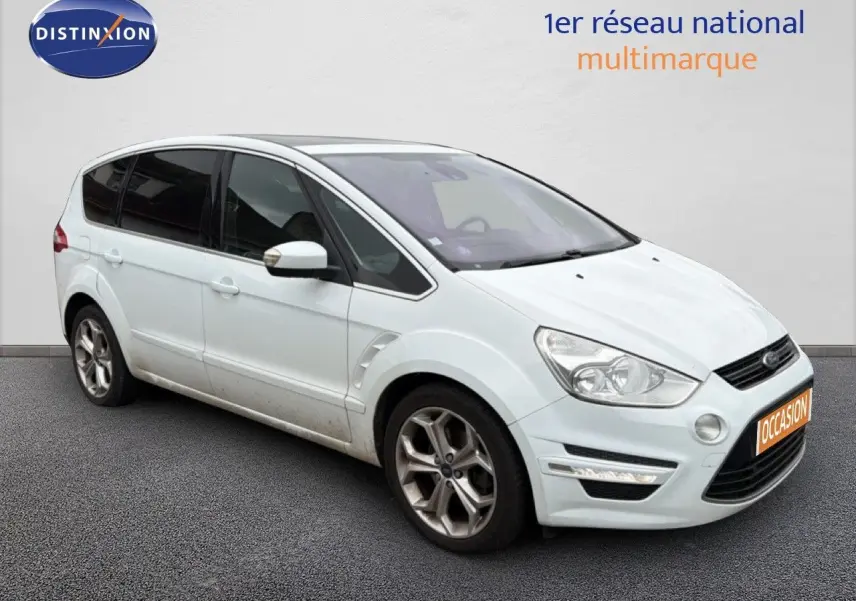 Ford S-MAX blanc en 3/4 avant droit, montrant ses jantes alliage et ses vitres teintées.