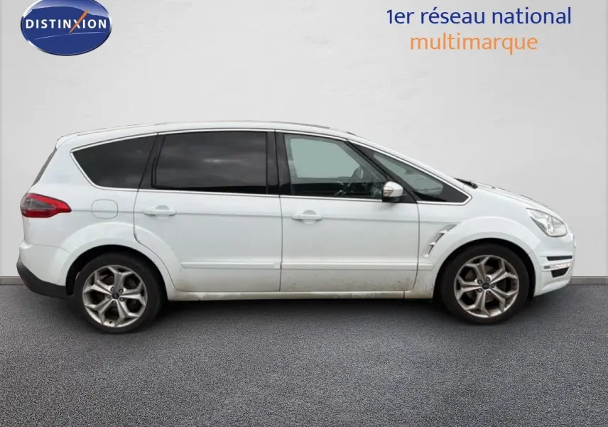 Profil droit d'un Ford S-MAX blanc de 2013, monospace 7 places avec jantes alliage et vitres teintées.