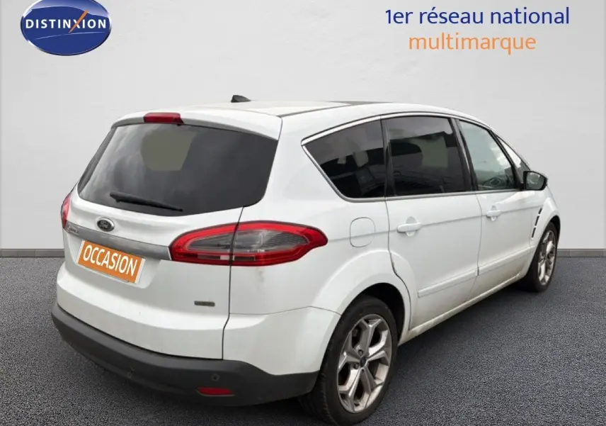 Vue 3/4 arrière droite d'un Ford S-MAX blanc de 2013 avec vitres teintées et jantes alliage.