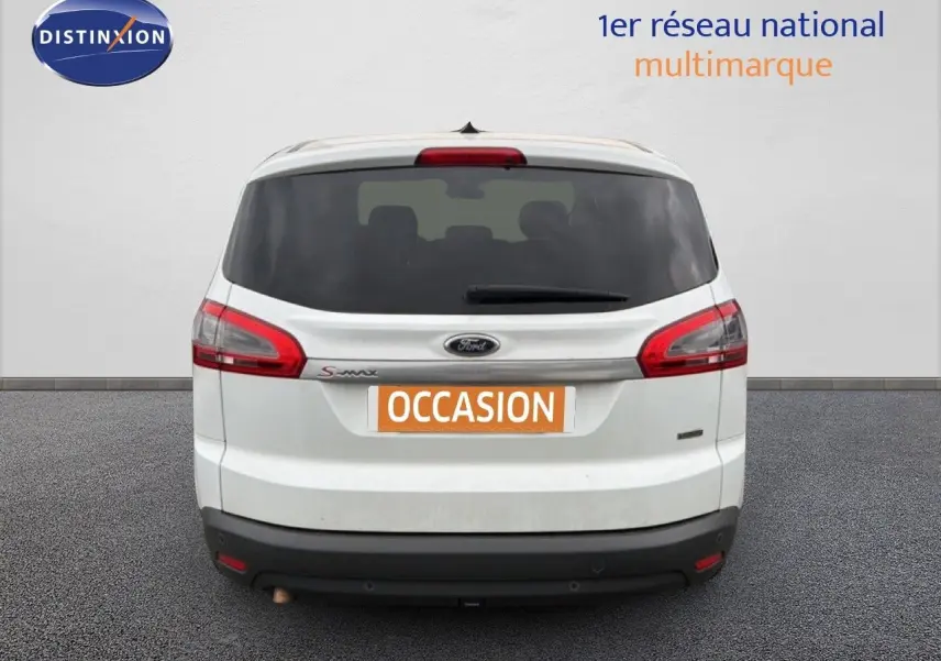 Vue arrière d'un Ford S-MAX blanc de 2013 avec hayon fermé et feux arrière rouges allongés.