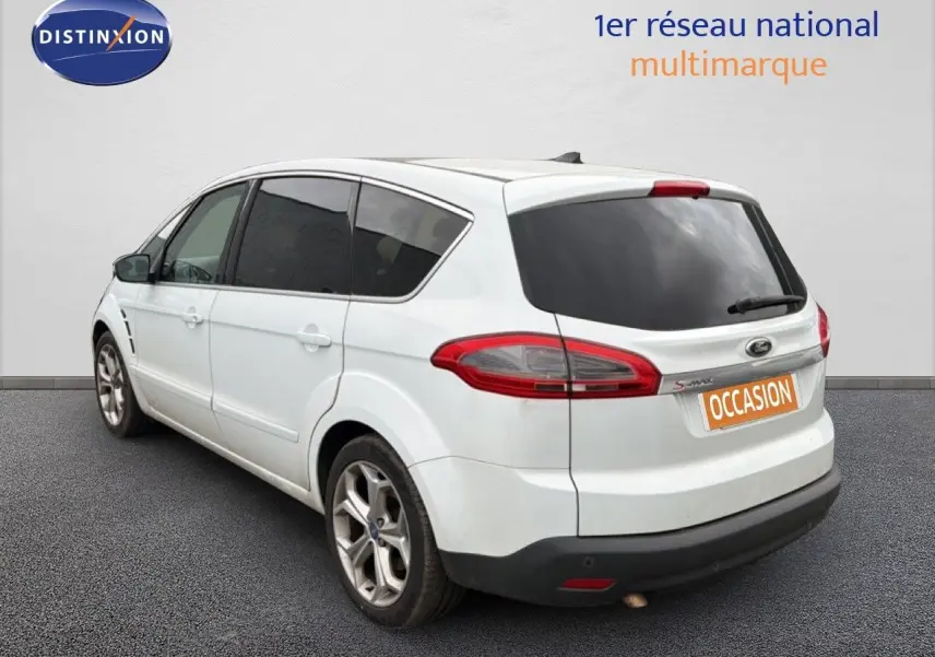 Vue 3/4 arrière droite d'un Ford S-MAX blanc 7 places avec vitres teintées et jantes alliage.