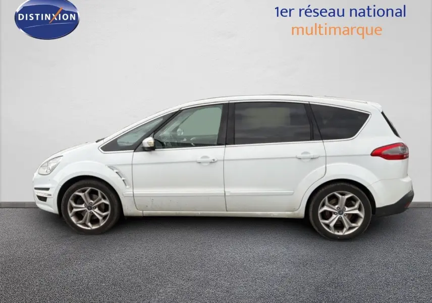 Vue de profil côté gauche d’un Ford S-MAX blanc 7 places avec jantes alliage et vitres arrière teintées.