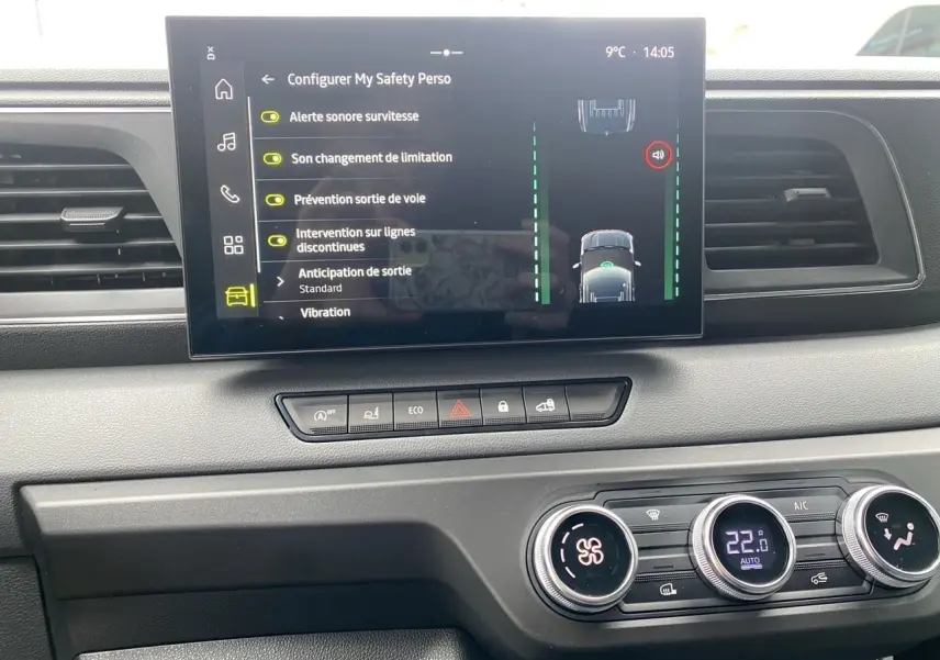 Tableau de bord du Renault Master 2025 avec écran tactile affichant les aides à la conduite et commandes climatisation.