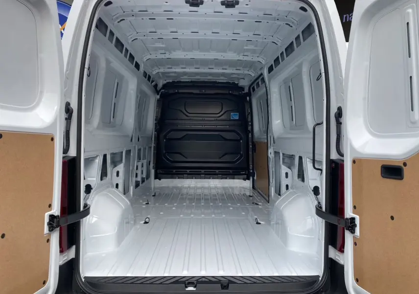 Vue arrière du Renault Master blanc 2025 avec portes arrière ouvertes montrant l'espace de chargement vide et tôlé.