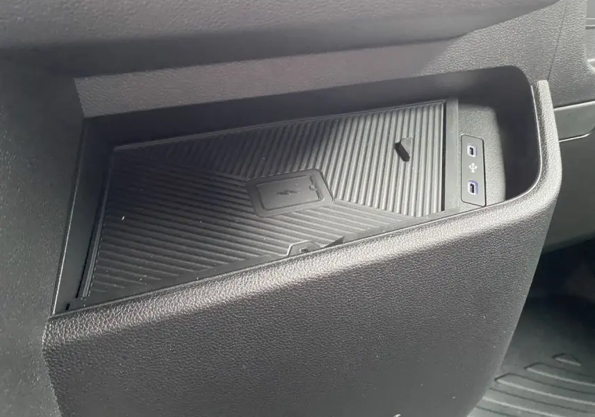 Gros plan sur le chargeur smartphone à induction noir avec deux ports USB dans le Renault Master 2025.