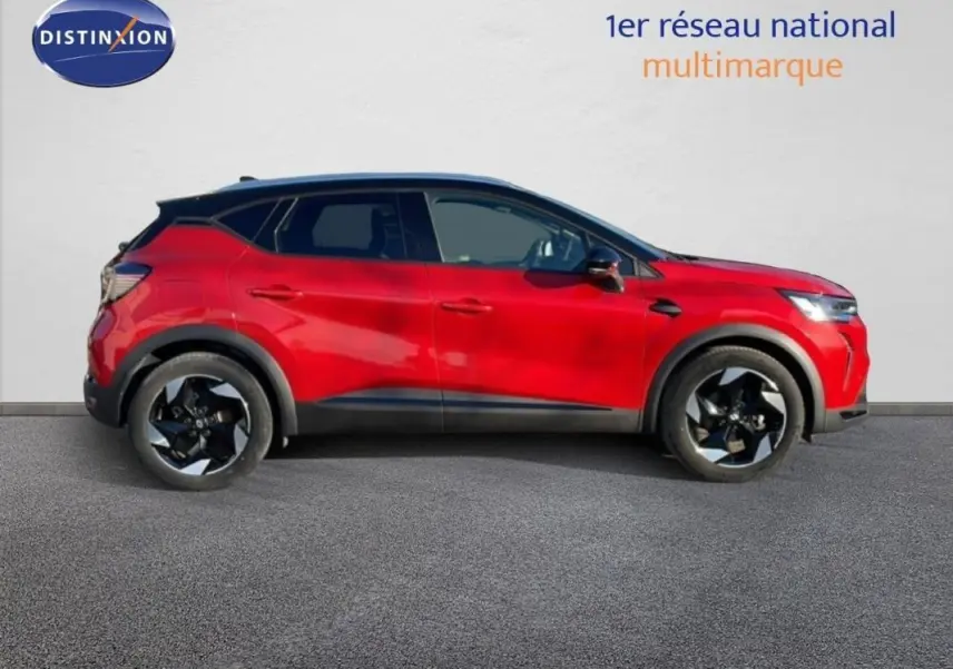 Profil côté gauche d'un Renault Captur rouge 2025 avec jantes aluminium noires et toit noir contrasté.