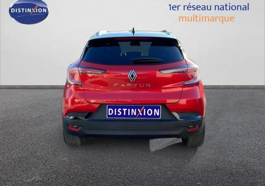 Vue arrière du Renault Captur rouge 2025 avec barres de toit et feux arrière allongés, sur fond neutre.