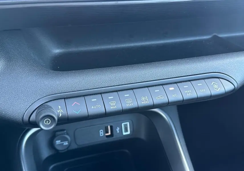 Détail de la console centrale du Jeep Avenger gris 2025, montrant les commandes climatisation et ports USB.
