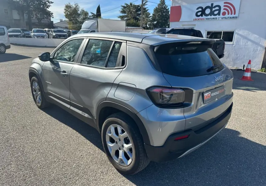 Jeep Avenger gris en 3/4 arrière droit, mettant en valeur ses jantes alliage 17 pouces et feux arrière LED.