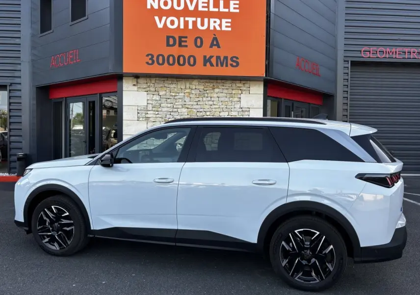 Peugeot 5008 blanc vue de profil côté gauche, SUV hybride avec jantes noires et toit noir contrasté.