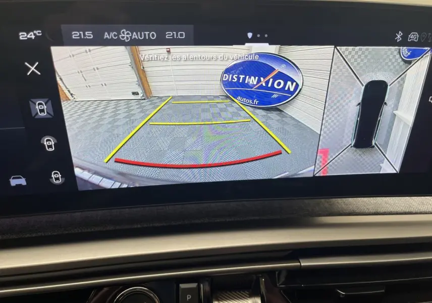 Affichage caméra de recul et vue 360° sur écran tactile du tableau de bord du Peugeot 5008 blanc hybride 2025.