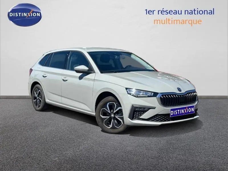 Vue 3/4 avant droit d'une Skoda Scala blanche avec calandre noire et jantes alliage distinctives.