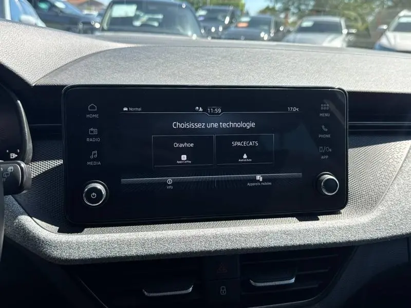 Écran tactile central du tableau de bord de la Skoda Scala 2025, affichant le menu de connexion smartphone.