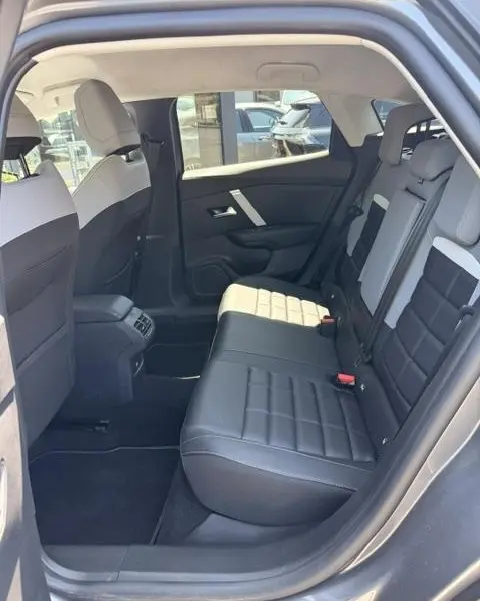 Vue intérieure côté droit des sièges arrière en cuir noir de la Citroën C4 Essence 130 EAT8 MAX gris foncé 2025, avec banquette 3 places.