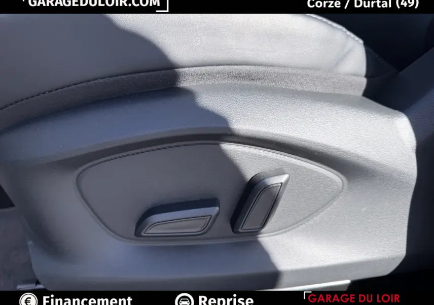 Détail des commandes de réglage électrique du siège avant en cuir gris clair du MG Motor ZS Hybrid+ Luxury 2025.