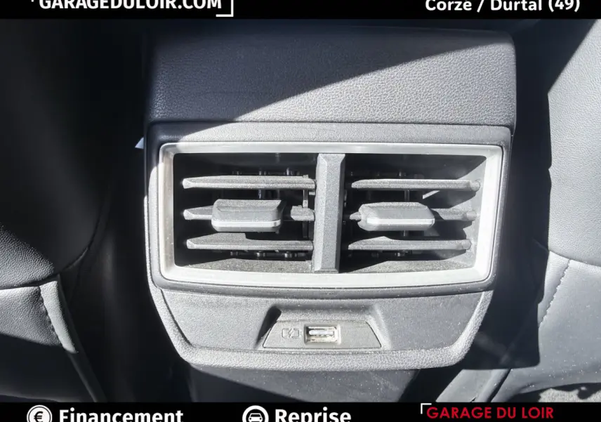 Gros plan sur la sortie d'air arrière et port USB du MG Motor ZS gris clair, intérieur cuir noir.