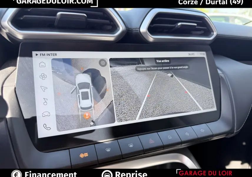 Écran tactile central montrant la caméra 360° et vue arrière du MG Motor ZS gris clair, tableau de bord moderne.