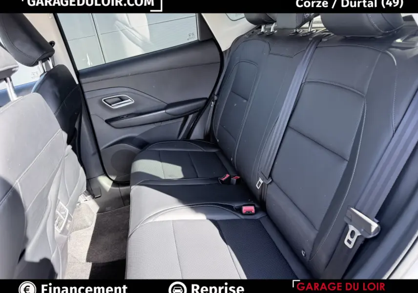 Vue latérale intérieure des sièges arrière noirs en cuir du MG Motor ZS 1.5L Hybrid+ Luxury 2025, avec ceintures visibles.