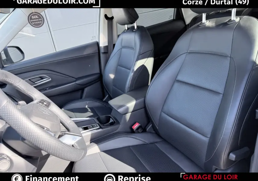 Vue intérieure côté conducteur du MG Motor ZS 1.5L Hybrid+ Luxury 2025, sièges cuir noirs et console centrale visible.