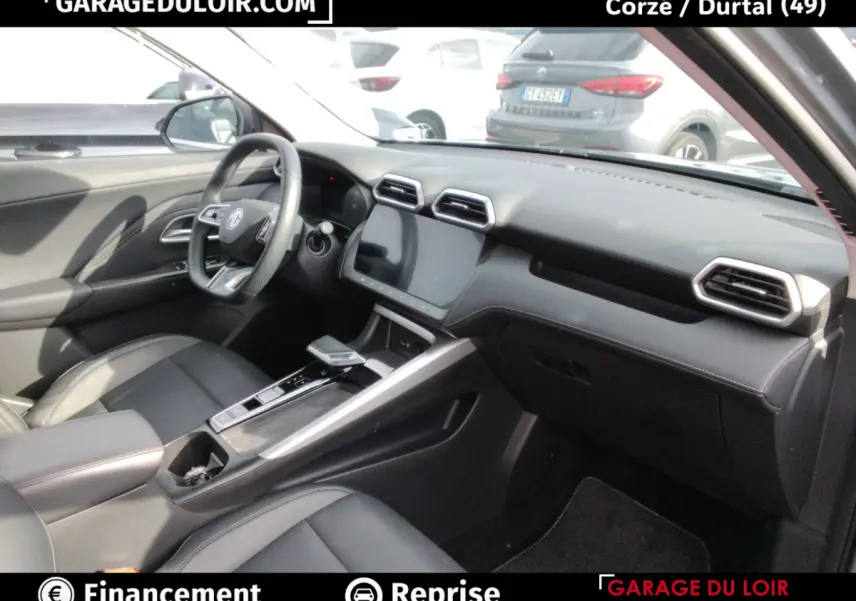 Intérieur noir du MG Motor ZS 1.5L Hybrid+ Luxury, vue côté conducteur avec tableau de bord et écran tactile central.