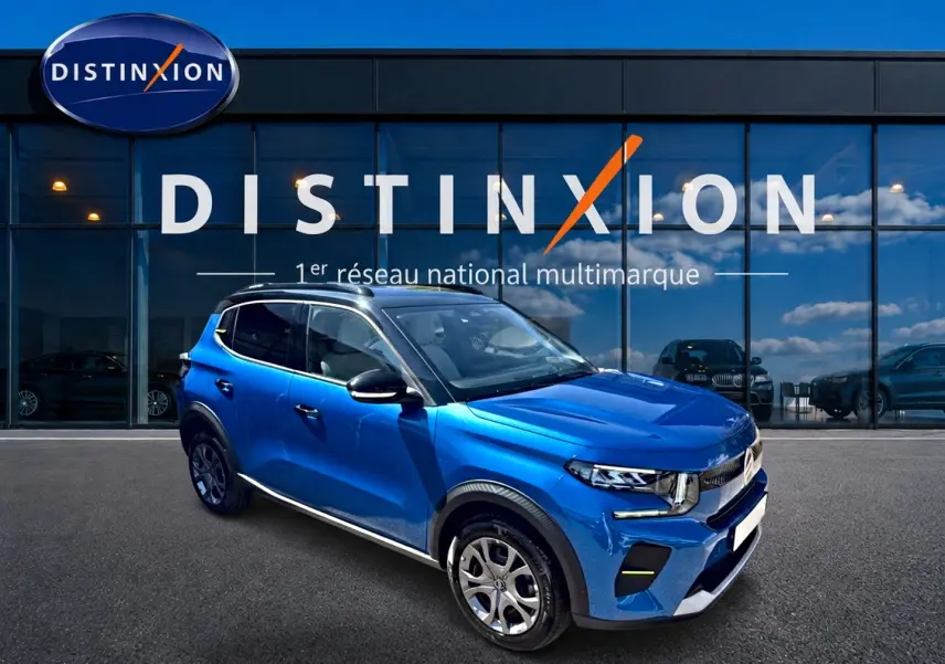 Citroën C3 1.2 turbo 100ch bleu en 3/4 avant droit devant une vitrine Distinxion.