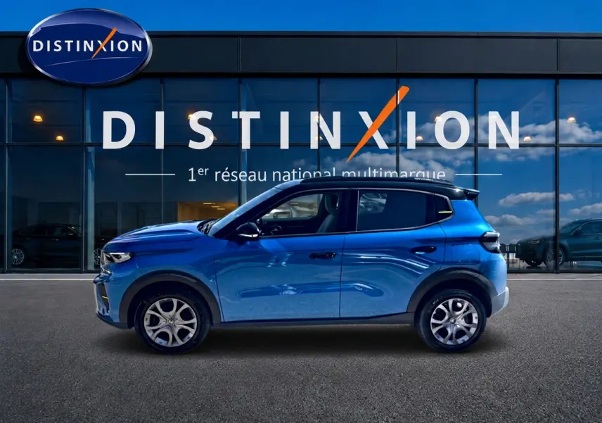 Profil latéral droit de la Citroën C3 2025 bleu avec toit noir, jantes alu et vitres arrière surteintées.