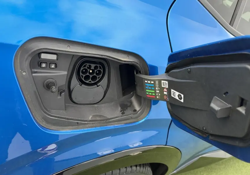 Prise de recharge ouverte côté gauche sur Renault Rafale Summit Blue, montrant le port de charge hybride rechargeable.