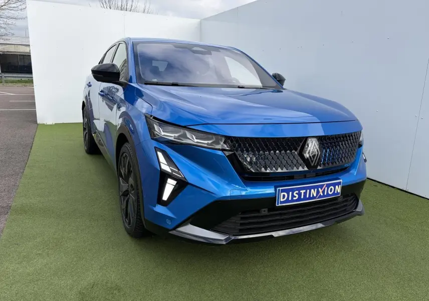 Renault Rafale 2025 bleu Summit, vue 3/4 avant avec calandre noire et feux LED distinctifs.