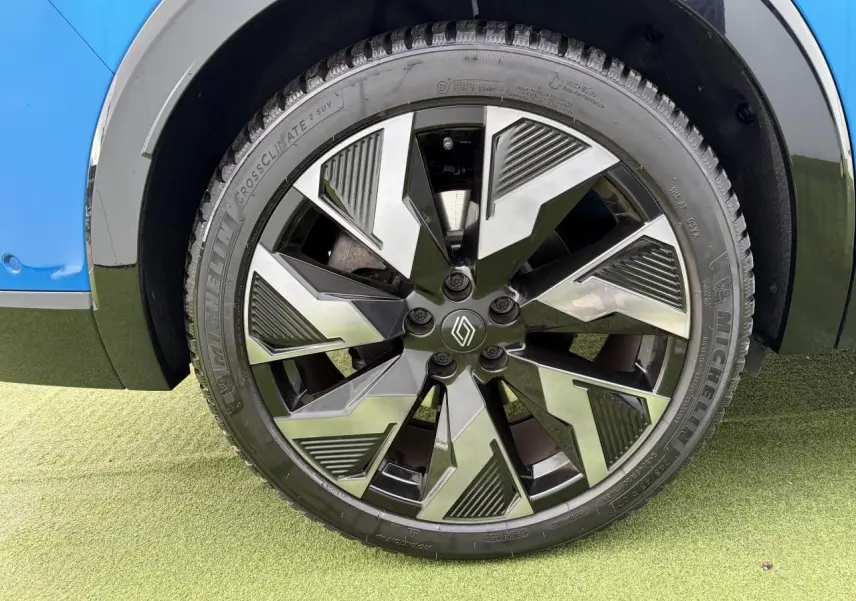 Gros plan sur la jante alliage noire et argentée du côté gauche d’un Renault Rafale Summit Blue.