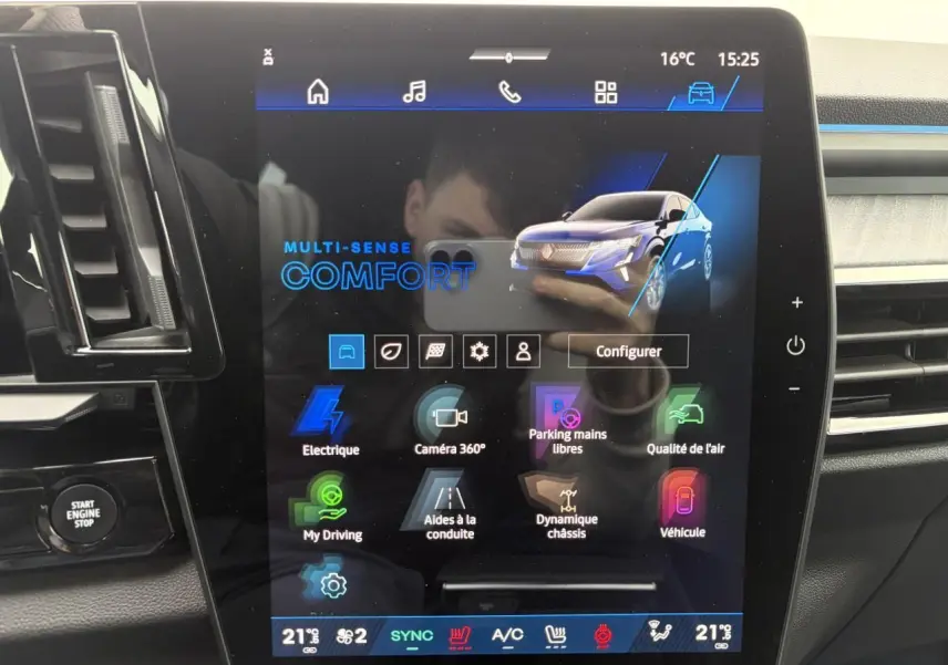Écran tactile intérieur du Renault Rafale 2025 affichant le mode Multi-Sense Comfort et options connectées.