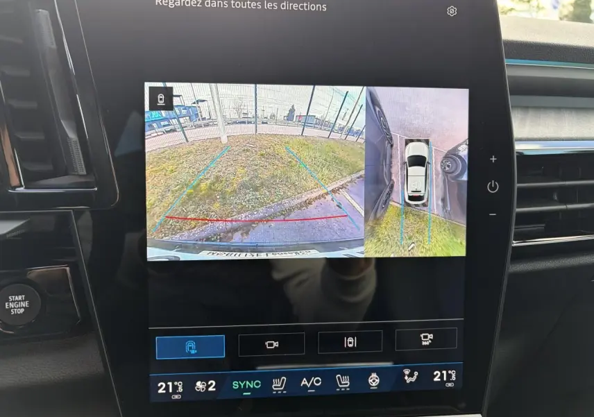 Écran multimédia montrant la vue 360° et caméra de recul du Renault Rafale Summit Blue, intérieur noir.