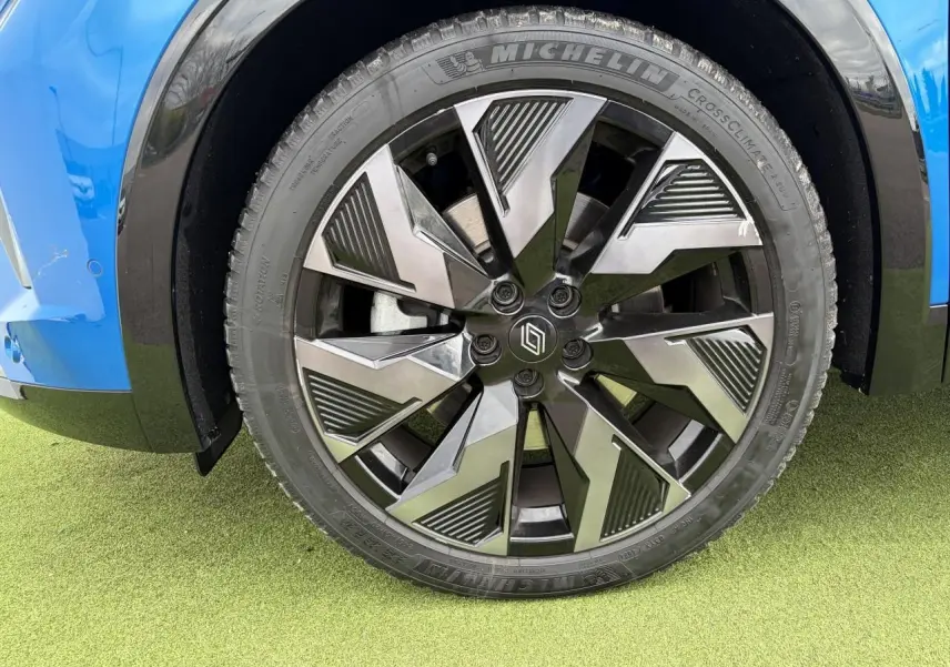 Gros plan sur la jante alliage noire et argentée du côté gauche d’un Renault Rafale Summit Blue.