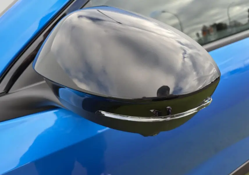 Rétroviseur extérieur noir brillant côté gauche sur Renault Rafale Summit Blue, avec clignotant intégré.