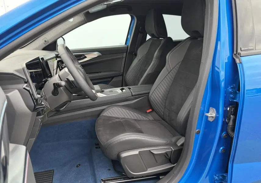 Vue intérieure côté conducteur de la Renault Rafale Summit Blue 2025 avec sièges sport en Alcantara noir.