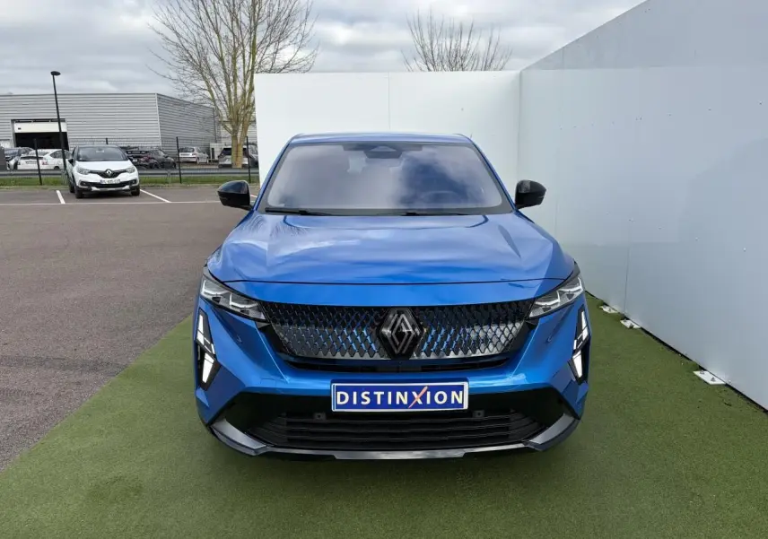 Vue frontale du Renault Rafale 1.2 E-TECH 4x4 en bleu Summit avec calandre noire et feux LED distinctifs.