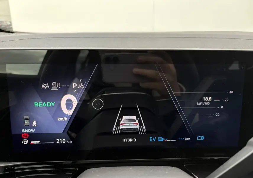 Affichage numérique du tableau de bord du Renault Rafale 1.2 E-TECH 4x4 en mode hybride, vue frontale intérieure.