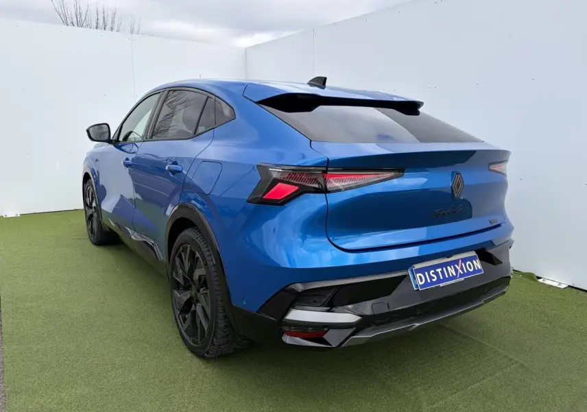 Vue 3/4 arrière droite du Renault Rafale Summit Blue 2025 avec feux LED et jantes noires diamantées.