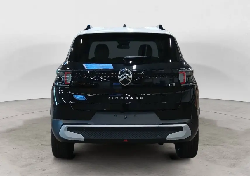 Vue arrière du Citroën C3 Aircross 2025 noir perla avec toit blanc, mettant en valeur son logo et ses feux distinctifs.