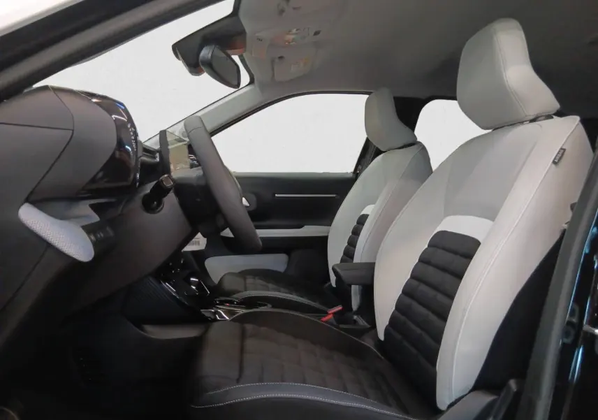 Vue intérieure côté conducteur du Citroën C3 Aircross 2025, sièges Advanced Comfort bi-ton noir et blanc.