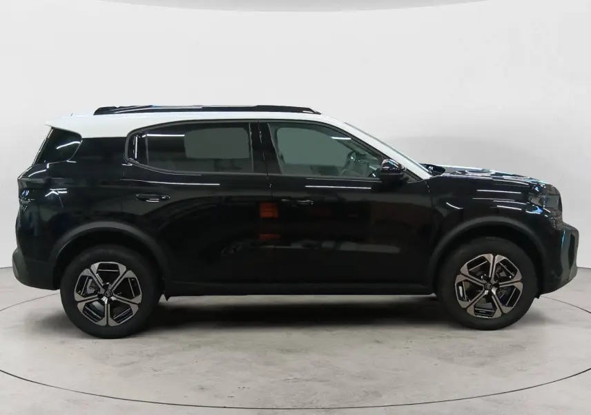 Profil côté gauche du Citroën C3 Aircross 2025 noir Perla avec toit blanc, roues alliage et lignes modernes.