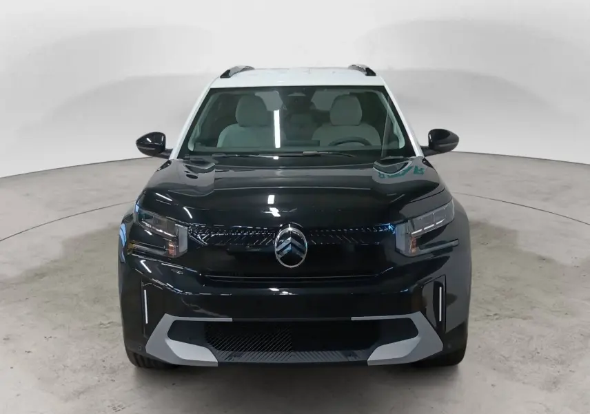 Vue frontale d'un Citroën C3 Aircross 2025 noir Perla avec toit blanc, mettant en valeur sa calandre moderne et ses phares LED.
