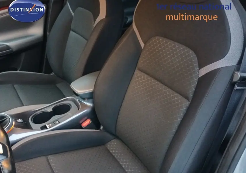 Gros plan sur les sièges avant en tissu gris foncé du Nissan Juke DIG-T 117 N-Connecta, intérieur soigné et moderne.