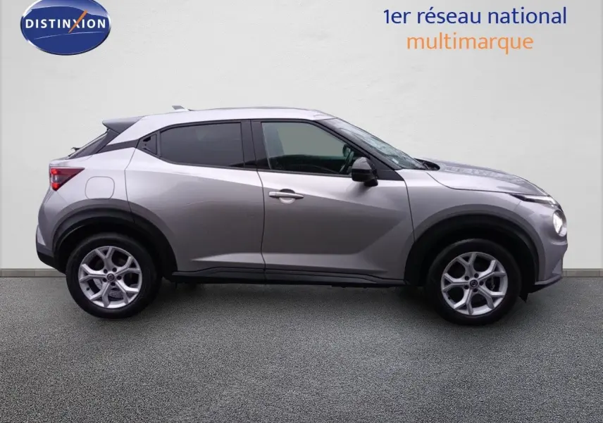Vue latérale droite du Nissan Juke gris platine métal de 2020, soulignant ses lignes compactes et ses jantes alliage.