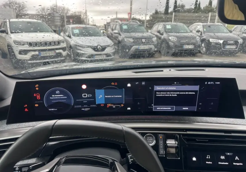 Vue intérieure du cockpit numérique du Peugeot 3008 Hybrid gris 2025, avec tableau de bord et écran tactile large.