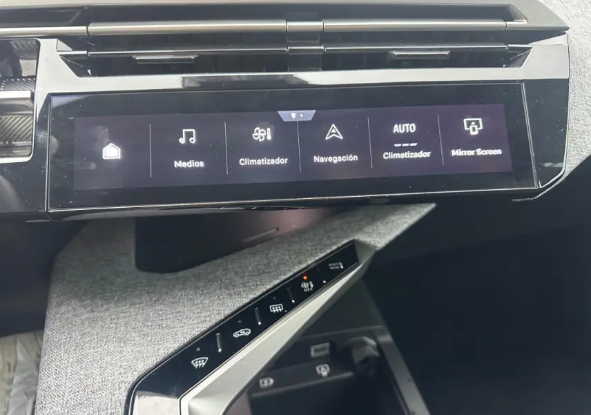 Vue rapprochée de la console centrale tactile du Peugeot 3008 Hybrid gris, affichant les commandes climatisation et multimédia.