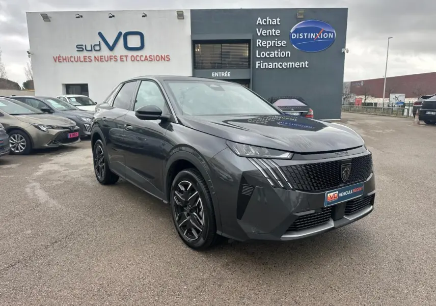 Peugeot 3008 Hybrid gris en 3/4 avant droit, avec calandre noire distinctive et jantes alliage 19 pouces.